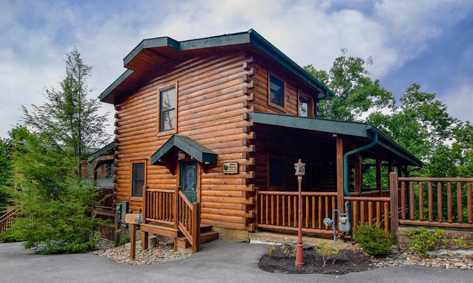 Hemlock Hills Cabin | PRIME Location,WIFI, Smart TV, Pet WLCM,Game Rm,HDTV,HotTub,7mints to City,COZY