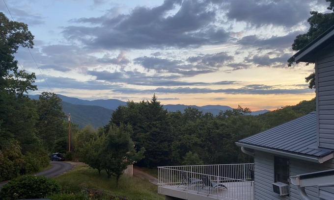 Sylva House | Prime Location with Scenic Views - Your Ultimate Retreat: Roamer's Respite