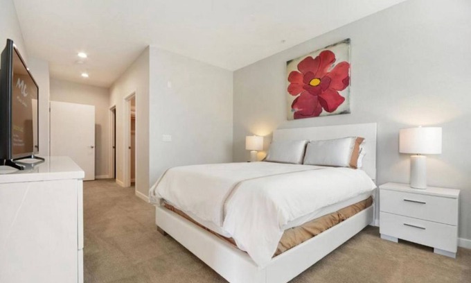 Menlo Park Condo | Prime Menlo Park Location: 2BR Condo with Spectacular Amenities