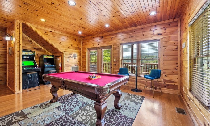Gatlinburg Cabin | Prime Mtn View|2 Mi to DT Gburg|Hot Tub|2 King Suites|Game Room|5% Mlty Discount