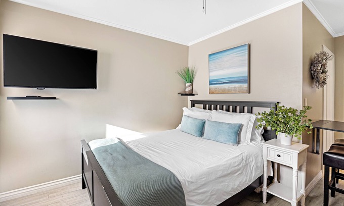 Balboa Peninsula House | Prime Newport Location | Bay Access + Walk to Fun Zone & Dining | Edgewater C