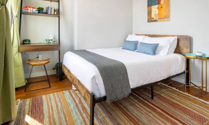 Over-the-Rhine Apartment | Prime OTR, Lux Queen Bed, 50in TV, Fast Wifi, Free Light Rail, Sleeps 4ppl