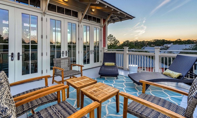 Watercolor House | Prime Outdoor Views By Gulf w Roof Lounge and Bikes