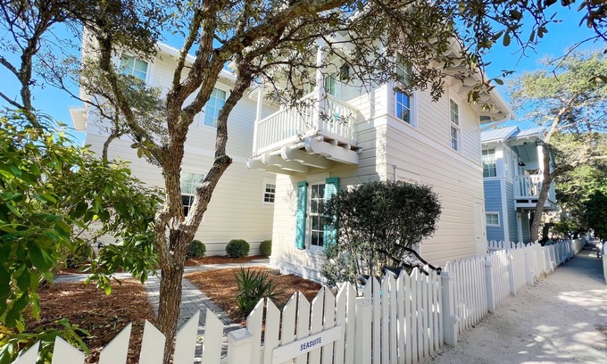 Seaside Cottage | Prime Seaside location 59 ft to Beach Access, 2 Min to Amphitheater + 2 Bikes