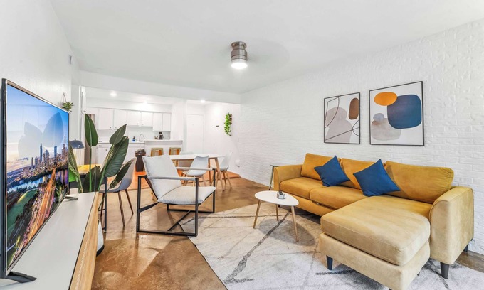 Zilker Apartment | Prime SoCo comfy 2BR king suite w/pool, parking