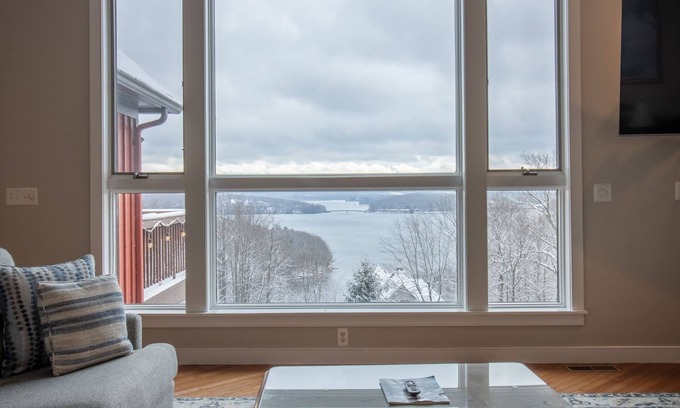 McHenry Ski Chalet | Primo Vista! Spectacular views, Dock Slip, Hot Tub
