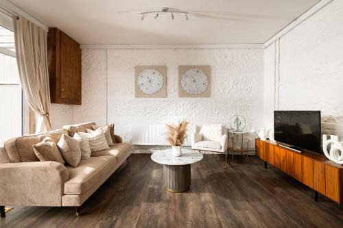 Blandford Saint Mary House | Primrose - Holiday Cottage with Private Vineyard