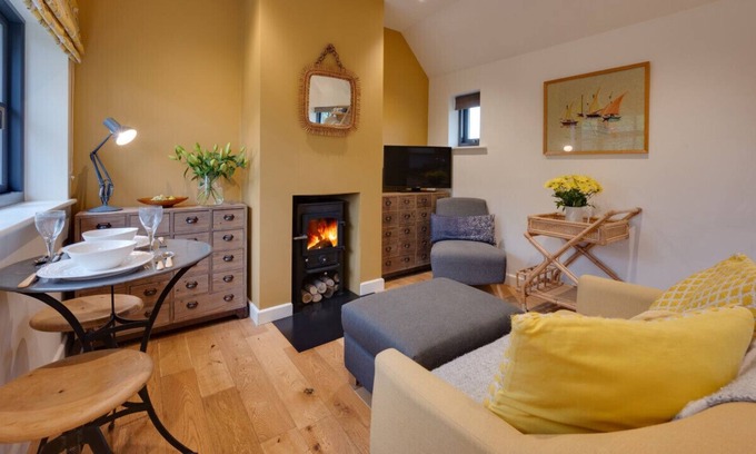 Mayfield House | Primrose Lodge - One Bedroom House, Sleeps 2