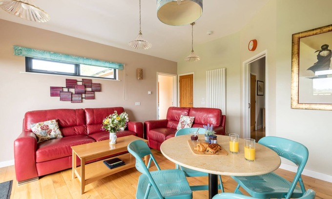 Cheddar Cabin | Primrose lodge - sleeps 4/5 with private hot tub