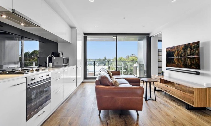 Brighton Apartment | Pristine 1-Bed Apartment near Local Cafes