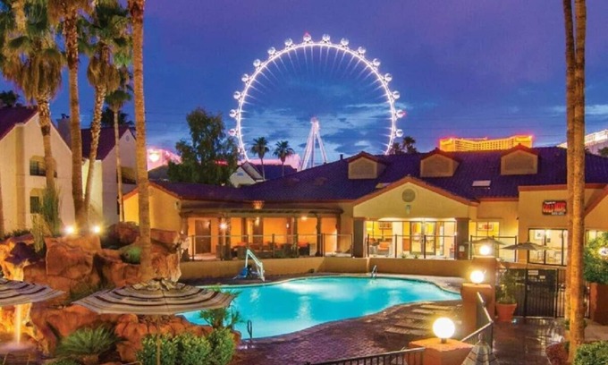 Las Vegas Villa | PRISTINE 2 BDR + KITCHEN + POOL + FREE WIFI