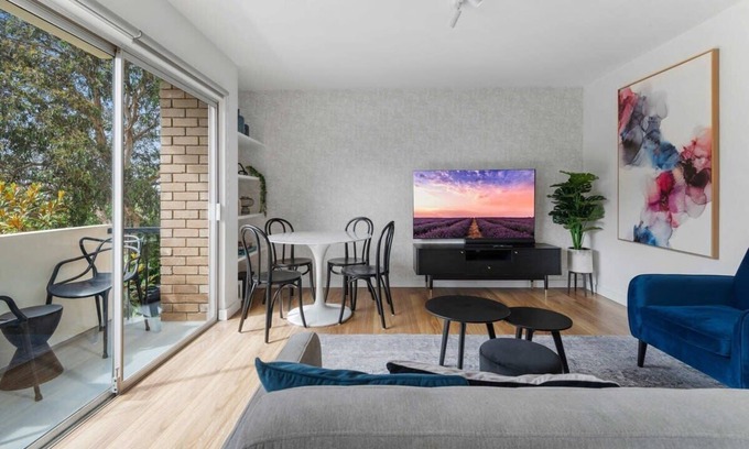South Yarra Apartment | Pristine 2-Bed Apartment Near Toorak Road Shops
