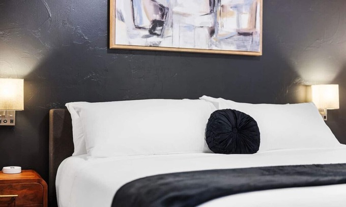 Shadyside Apartment | Pristine Double King 3BR suite | A+ Location| ADA|