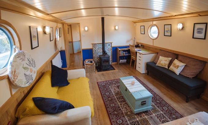 North Glasgow Boat Rental | Pristine Houseboat in the City