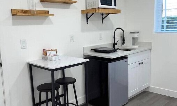 Sandy House | Pristine kitchenette + garage. Minutes to mountain tops