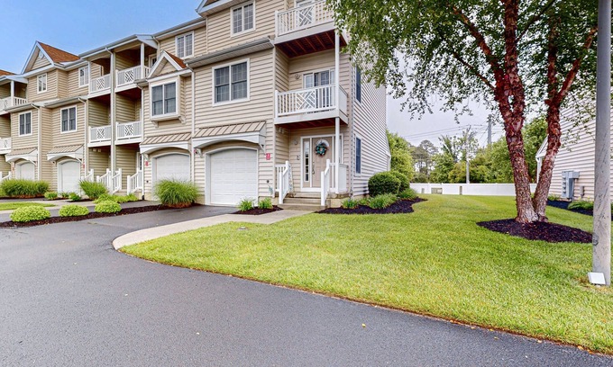 West Ocean City House | Pristine West OC townhome close to shopping, w/kitchen, washer/dryer & free WiFi
