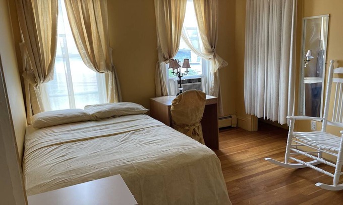 Dudley - Brunswick King Resort | Private room ∙ 1 guest