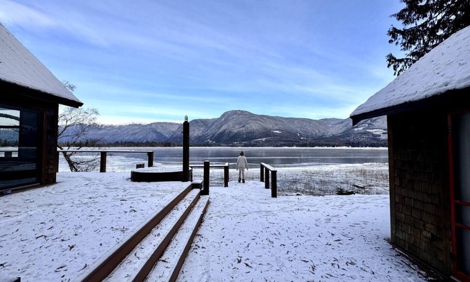Lakelse Cabin | Privacy & absolute lakefront with Hot-Tub & Outdoor Sauna - relax & recharge!