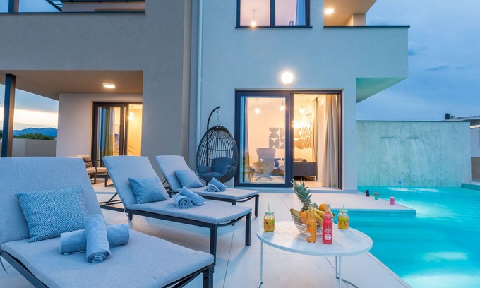 Novalja Villa | Privat Villa with Infinity Pool and Sea View