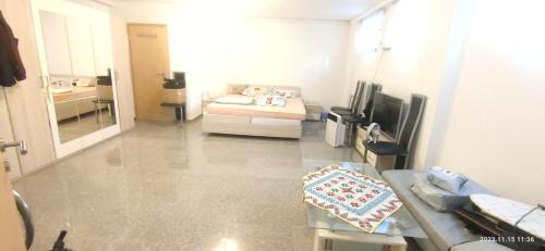Ehningen House | Privat Zimmer inkl eigenem Bad WC TV kostenlosem WiFi auf einer Etage Waschmaschine Trockner gegen Entgelt Nutzbar Bertrandt IBM 4 Minuten Mercedes 8 Minuten Universität Stuttgart 16 Minuten Universität Tübingen 28 Minuten Ein Lidl 140 Meter