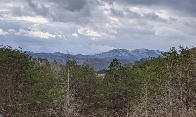 Gatlinburg - Pigeon Forge Cabin | Private 2/3acre, pool table, dog run, wrap around deck, horse shoes, fire pit