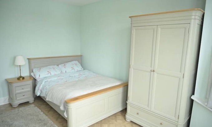 Larkswood Apartment | Private 2 bed, kitchen & bathroom in shared home