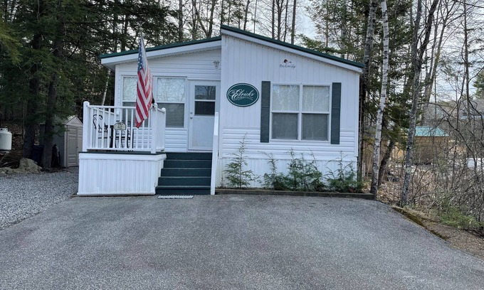 South Casco Cottage | Private 2-bedroom cottage on Purple Road in Point Sebago Resort