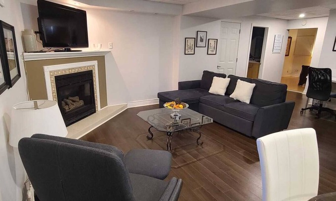 Clarkson-Lorne Park House | Private 2Bed Basement Apt |Self-Check with Kitchn