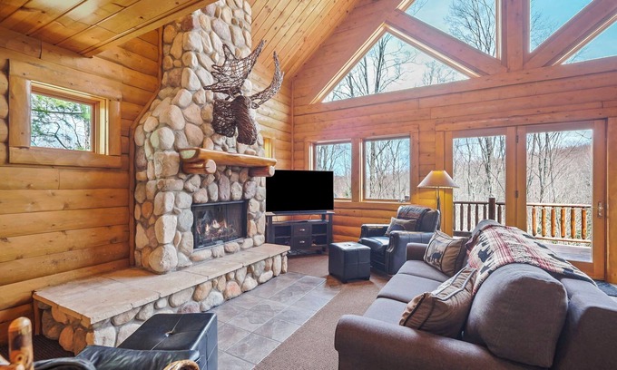 Boyne City Cabin | Private 3 BR Mountain Cabin | Ski-In/Ski-Out | Sleeps 12 | Balcony Deck
