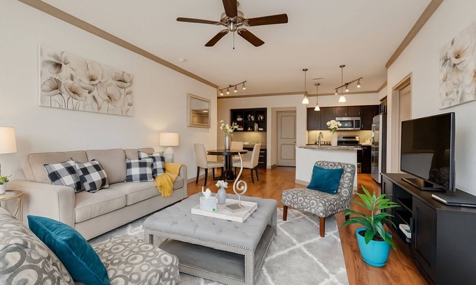 South Main Apartment | Private 3bdrm 2bd Private Garage Glass Shower Inner Loop Downtown Galleria Med