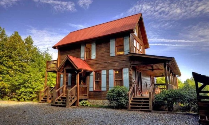 Mineral Bluff Cabin | Private 3BR Cabin w/Hot Tub, Fire Pit, Creek & Views – 15 Min from Blue Ridge