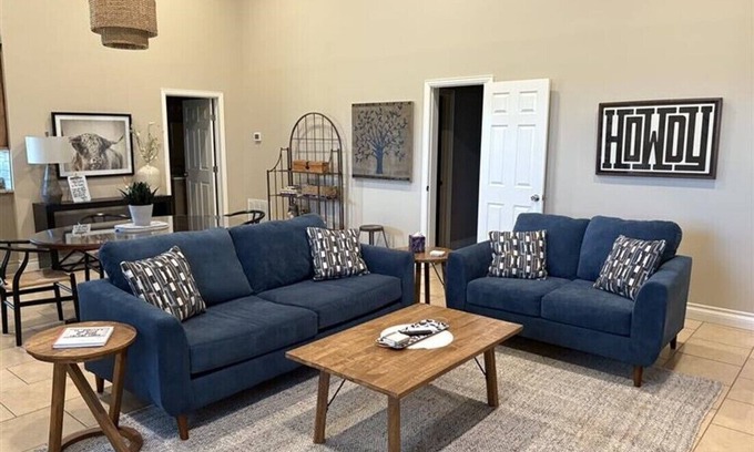 Plainview House | PRIVATE! 900 SF Charming & Spacious Barn-dominium Experience