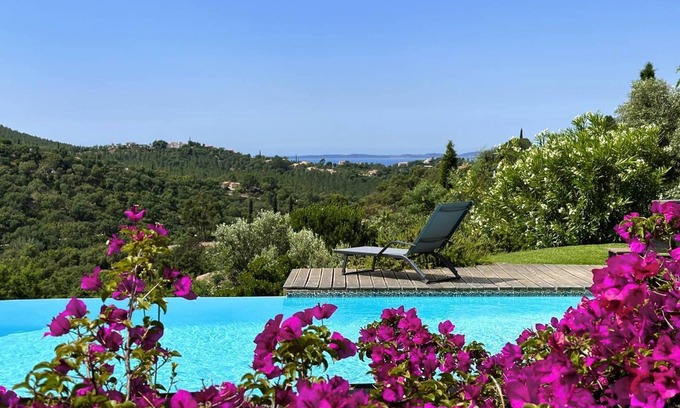 La Londe-les-Maures House | Private and air-conditioned villa for 10 people with a pool and stunning sea and hill views in La.