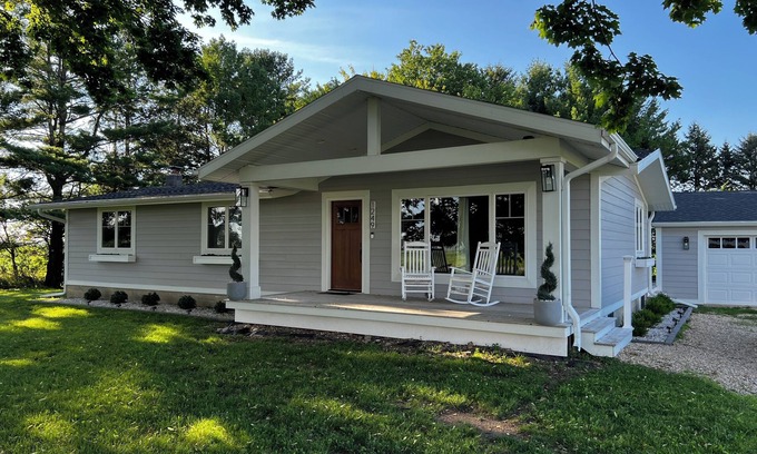 Waverly House | Private and Relaxing Acreage in West Waverly