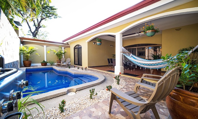 Barrio Ricos y Famosos House | Private and Relaxing beach house! Minutes to Jaco downtown