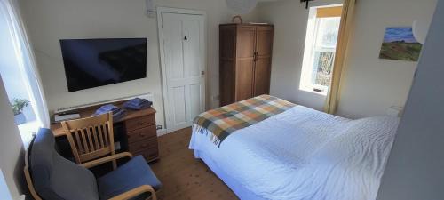 Todmorden Apartment | Private annex to Victorian villa, with kitchen and Free parking