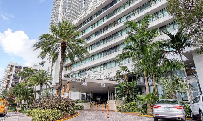 Mid Beach Apartment | Private Apartments at the Casablanca