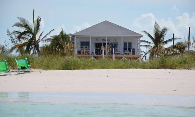 Spanish Wells Cottage | Private Beachfront Home-Spectacular Views, Large Deck.