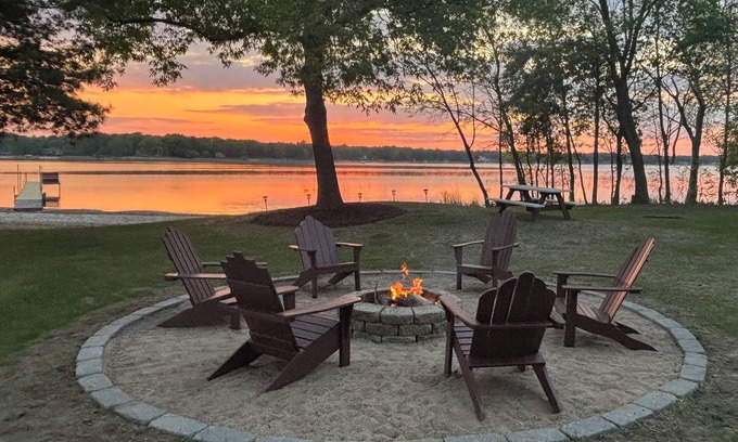 Baxter House | Private Beach and Sunsets on White Sand Lake