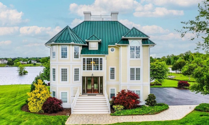 Livingston House | Private Beach, Boathouse, Hot Tub & More – Perfect Getaway Spot for all ages!