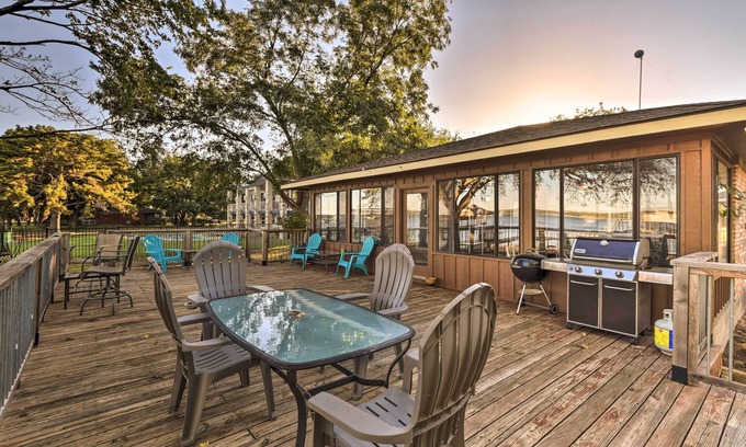 Azle House | Private Beach & Dock: Home on Eagle Mountain Lake