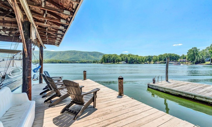 Penhook House | PRIVATE BEACH, FLAT LOT, FIRE-PIT, SLEEPS 18