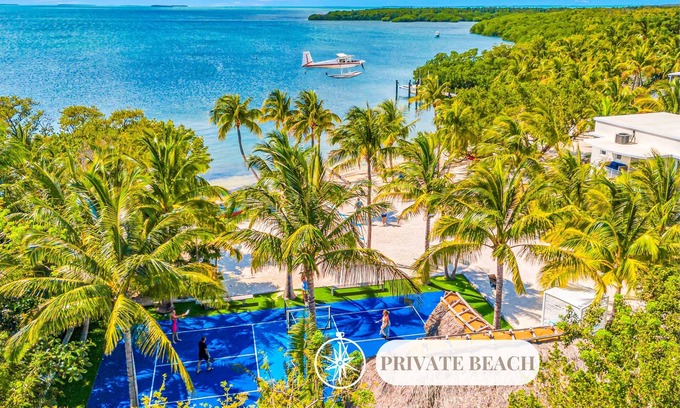 Islamorada House | PRIVATE BEACH, Pickleball Court and Tiki Bar/Heated Pool/Designated Paradise Key