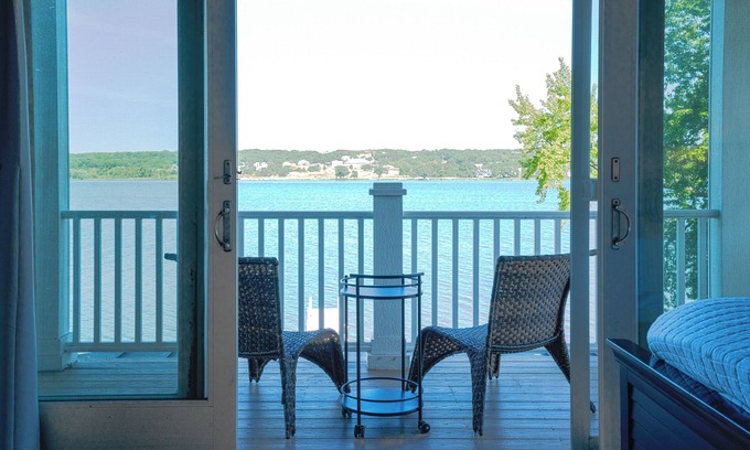 Lake Geneva House | Private Beach & Pier on Lake Como, 5 mins to downtown LG - Walk to Mars Resort!