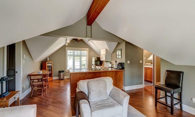 Cordova Bay House | Private Beach/Steps to Ocean/Private Suite/Wifi/Self Check-In/Out