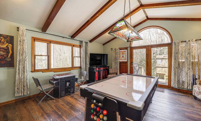Boone House | Private Blue Ridge Retreat: Hot Tub & Pool Table!