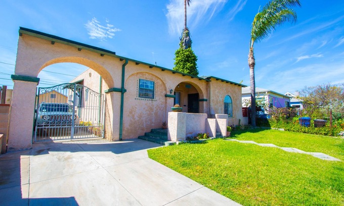 Faircrest Heights House | Private bungalow suite in the heart of Los Angeles