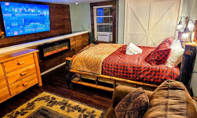 Clearfield Cabin | Private Cabin, Breakfast, Dbl Tub, 75"TV, Kayak, WD, BBQ