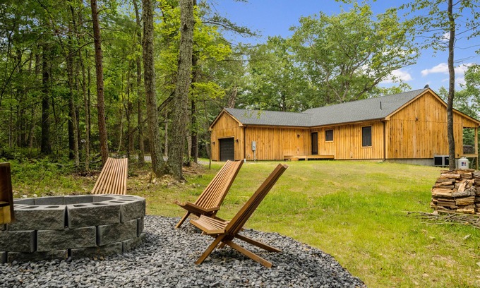 Bentonville Cabin | Private Cabin in the woods w/firepit right next to Shenandoah River