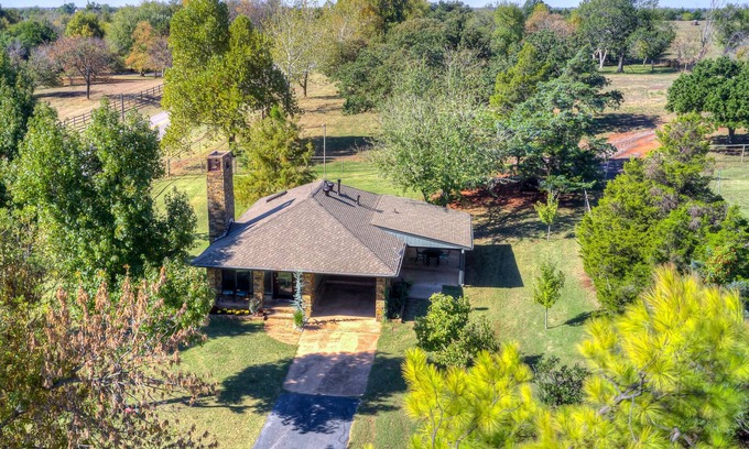 Edmond Cabin | Private Cabin on acreage with pool & tennis court!